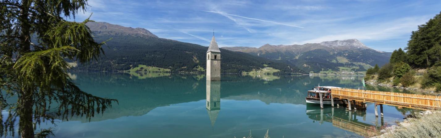 Der versunkene Turm im Reschensee Symbol des Vinschgaus