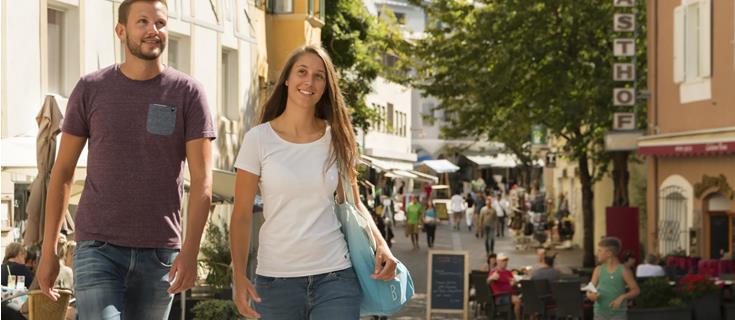 einkaufen-fussgaengerzone-hauptplatz-schlanders-vinschgau-fb