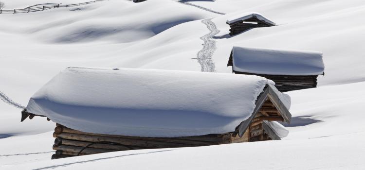 Schneebedeckte Hütten