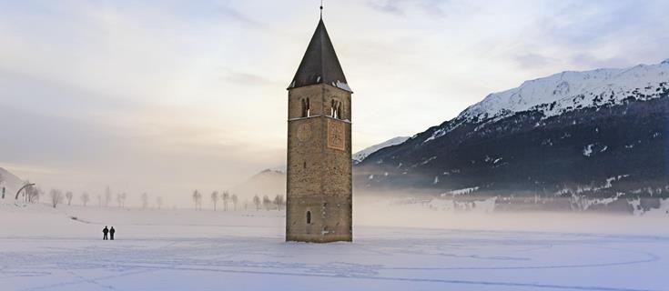 landschaft-reschensee-turm-winter-vinschgau-fb