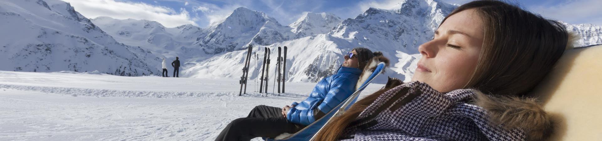 Zwei Skifahrer genießen die Sonne