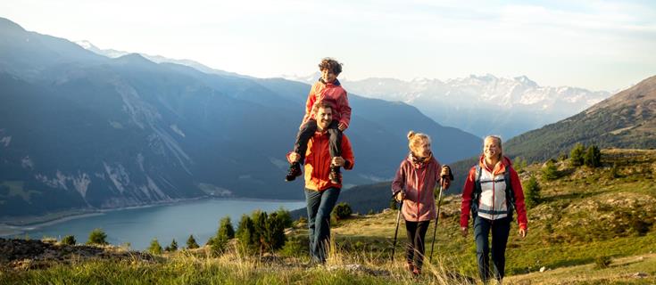 wandern-reschensee-familie-reschenpass-ak