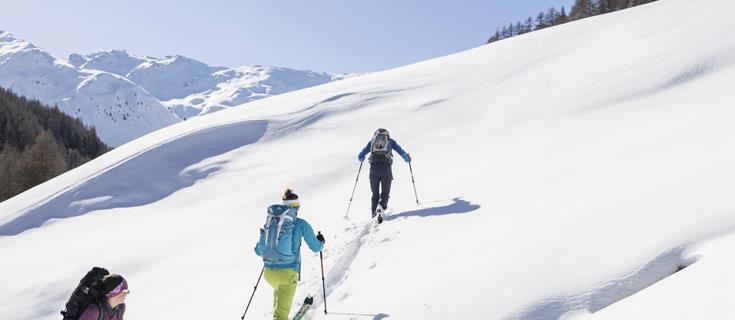 Drei Personen auf einer Skitour