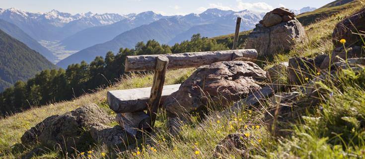 Eine Bank mit Blick auf die Berge