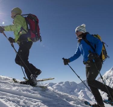 Zwei Personen auf einer Schneeschuhwanderung