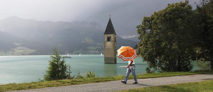 reschensee-turm-regenschirm-vinschgau-fb